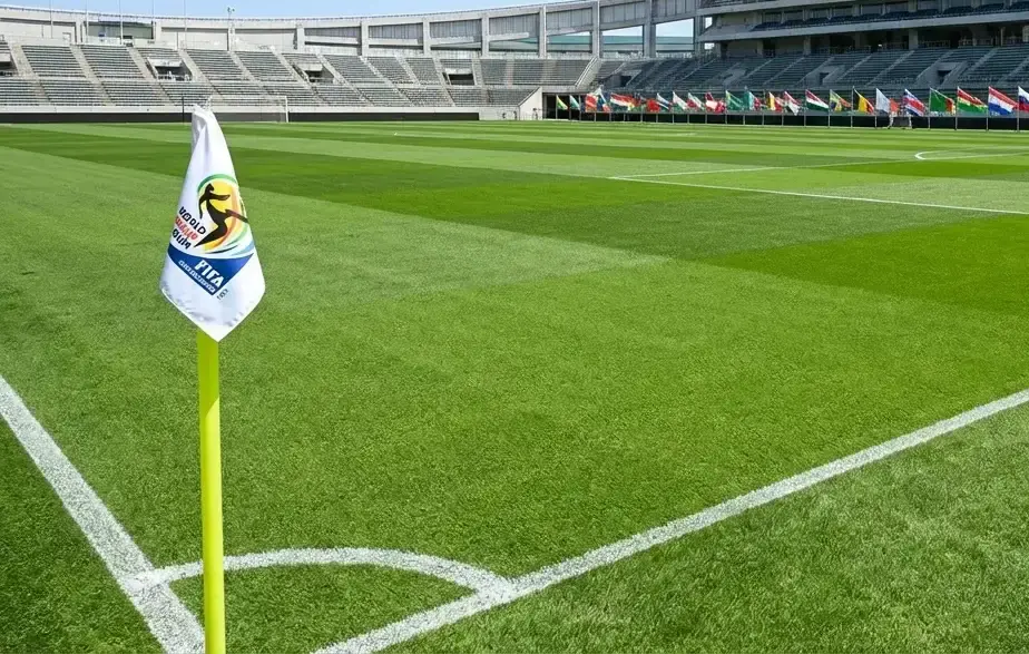 Futbalové ihrisko s vlajkami 48 zúčastnených krajín na majstrovstvách sveta 2026